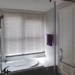 Cận cảnh móc treo và ray inox rèm cửa toilet chống nước