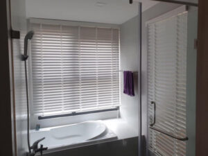 Cận cảnh móc treo và ray inox rèm cửa toilet chống nước