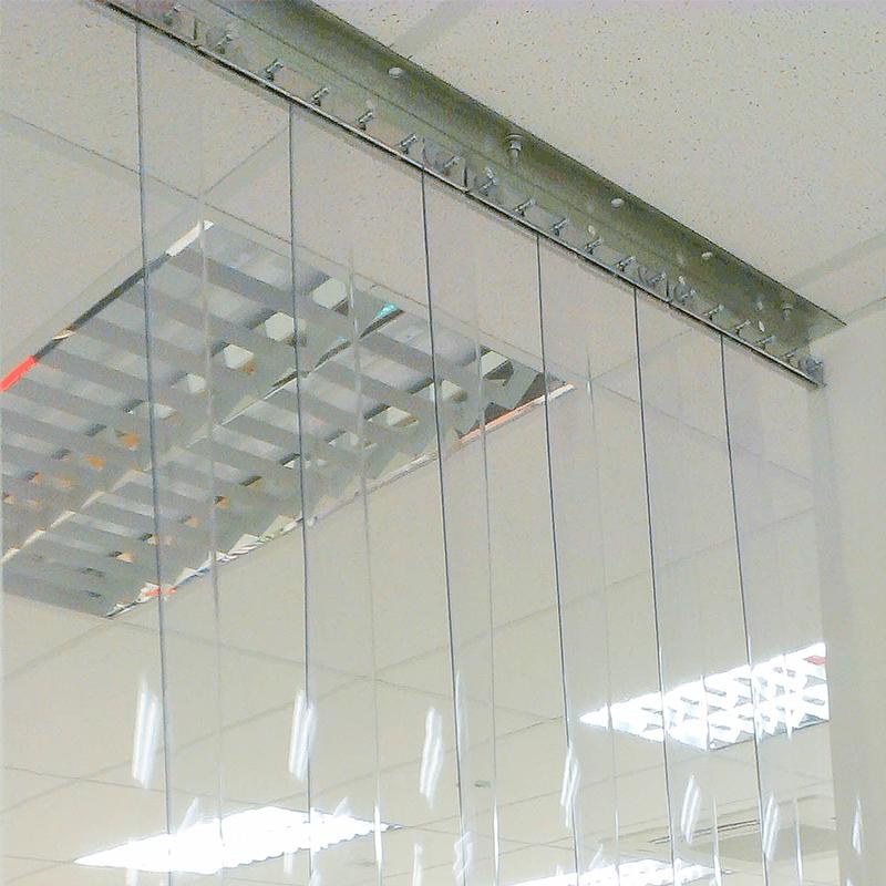 Cận cảnh tấm PVC trong suốt và móc treo inox ngăn lạnh