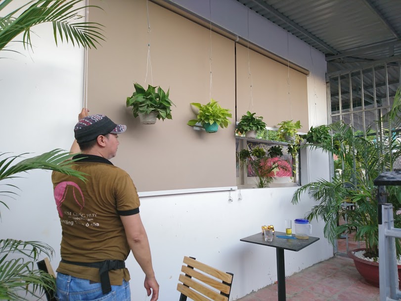 Lắp rèm cuốn cho cửa sổ dài trong phòng làm việc