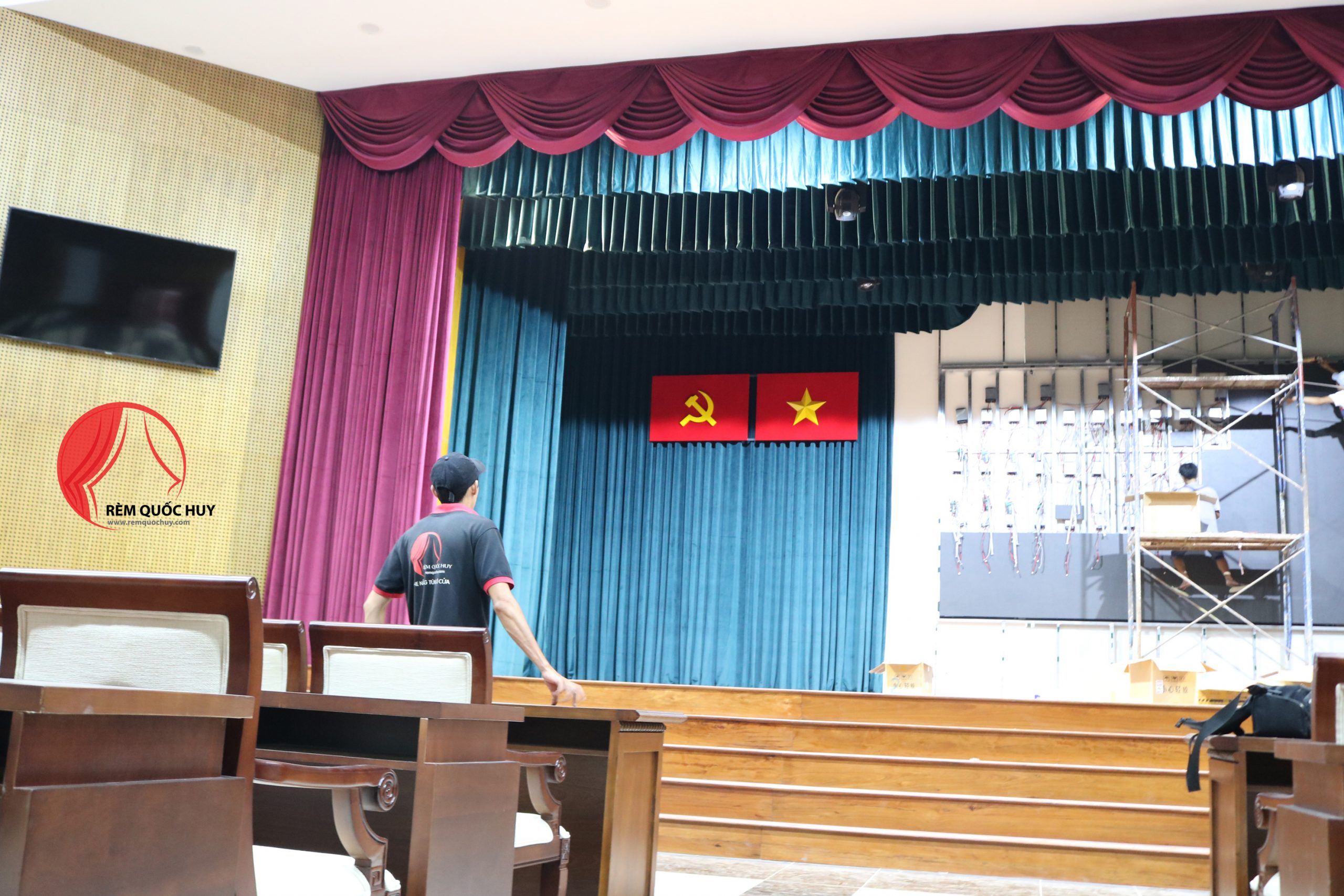 Phông rèm hội trường voan trắng lãng mạn trong tiệc cưới tại nhà hàng TP.HCM Phông rèm hội trường voan trắng lãng mạn trong tiệc cưới tại nhà hàng TP.HCM
