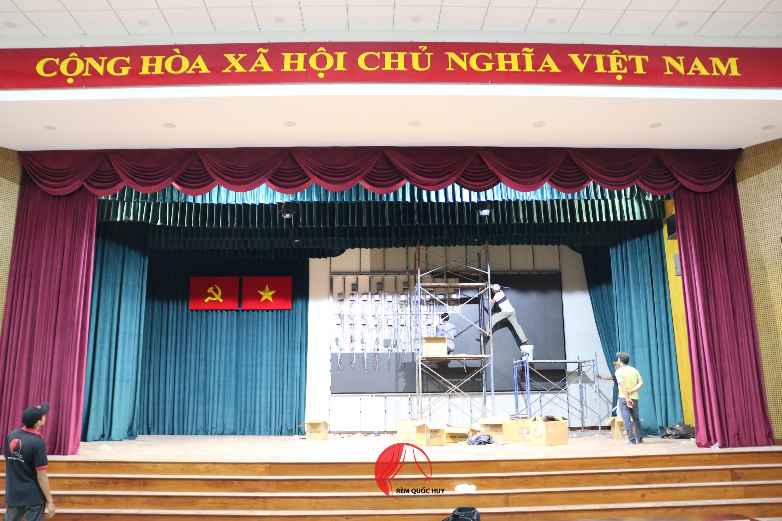 Mẫu rèm hội trường khánh tiết có logo, thiết kế chuyên nghiệp