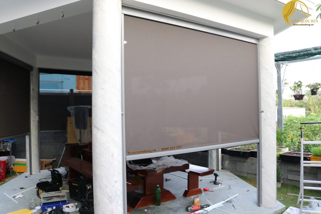 Rèm tự động ngoài trời hệ khung nhôm định hình bền đẹp