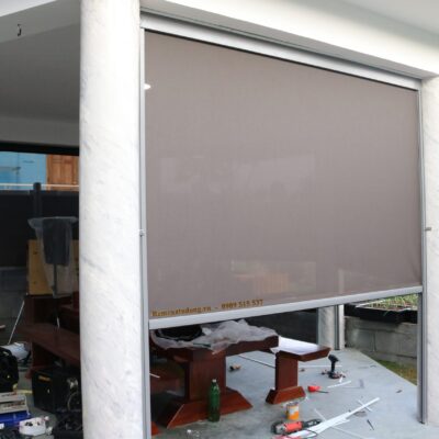 Rèm tự động ngoài trời hệ khung nhôm định hình bền đẹp