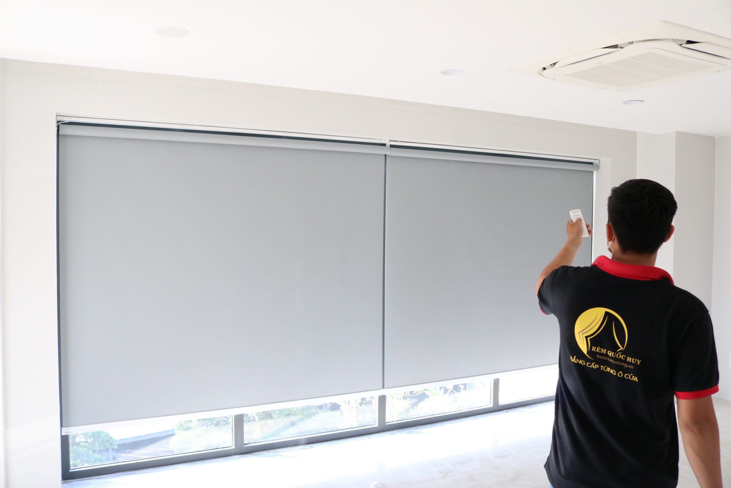Rèm tự cuốn cao cấp chống nắng cho phòng khách hiện đại