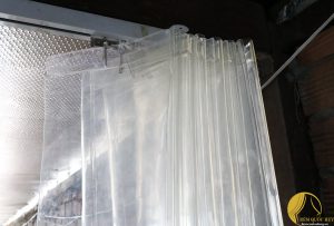 Mẫu rèm nhựa xếp trang nhã cho cửa sổ phòng khách