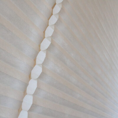 Lắp đặt rèm tổ ong cửa sổ tự động hiện đại