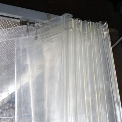 Mẫu rèm nhựa xếp trang nhã cho cửa sổ phòng khách