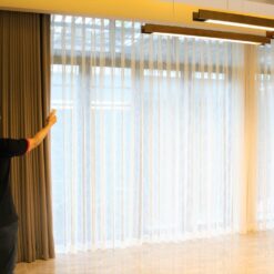 Rèm vải tự động cho cửa sổ kính lớn lắp đặt trong phòng khách hiện đại