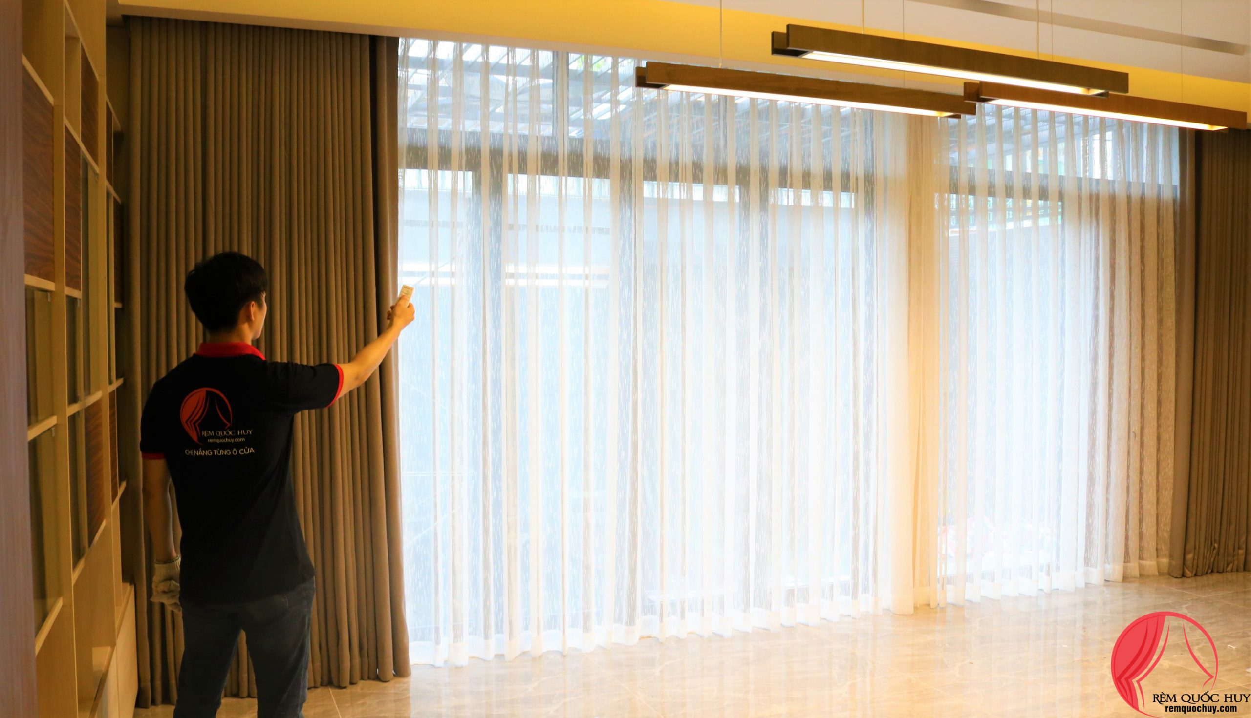 So sánh rèm cầu vồng và rèm vải qua thiết kế thực tế