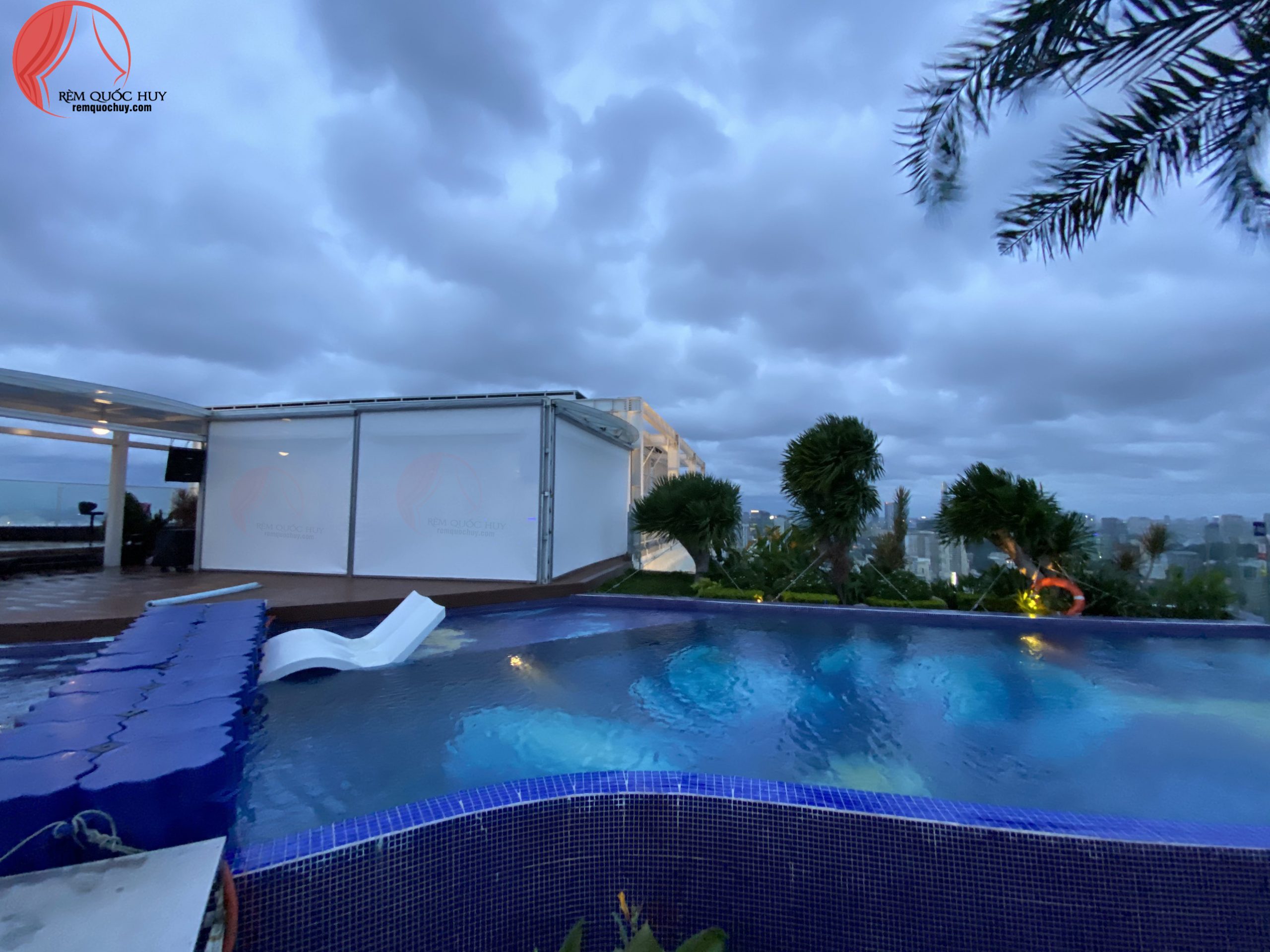 Rèm tự động ngoài trời chịu được bão lắp cho sân vườn biệt thự sang trọng