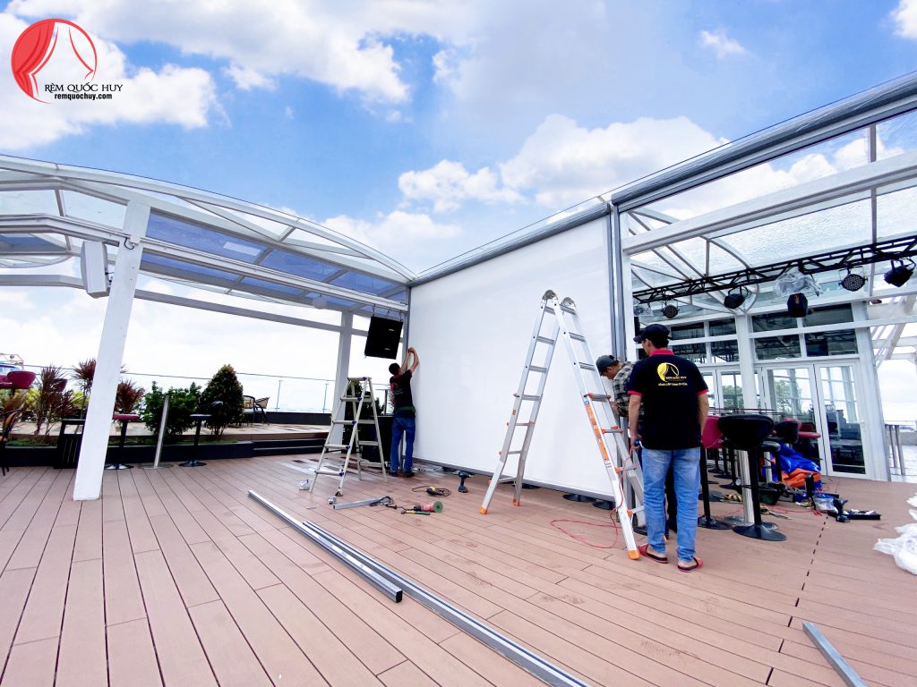 Ảnh lắp đặt rèm ngoài trời tự động tại ban công căn hộ chung cư TP.HCM