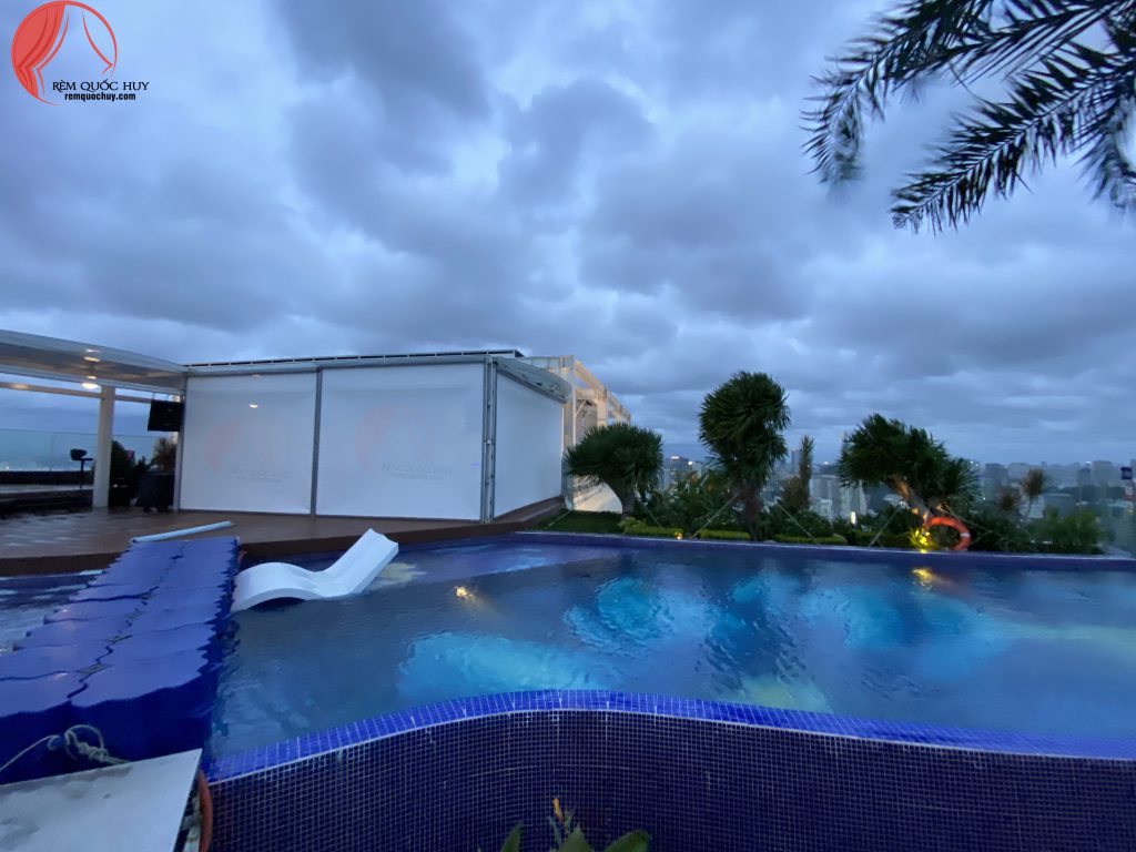 Rèm tự động ngoài trời chịu được bão lắp cho sân vườn biệt thự sang trọng