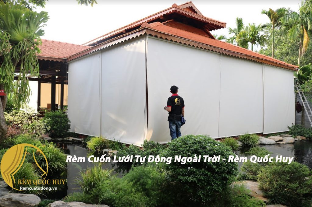 Rèm cuốn lưới tự động ngoài trời lắp đặt tại nhà phong cách cổ điển Rèm cuốn lưới tự động ngoài trời lắp đặt tại nhà phong cách cổ điển