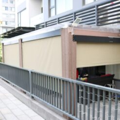 Rèm lưới ngoài trời tự động chống nắng cho quán cà phê sân vườn