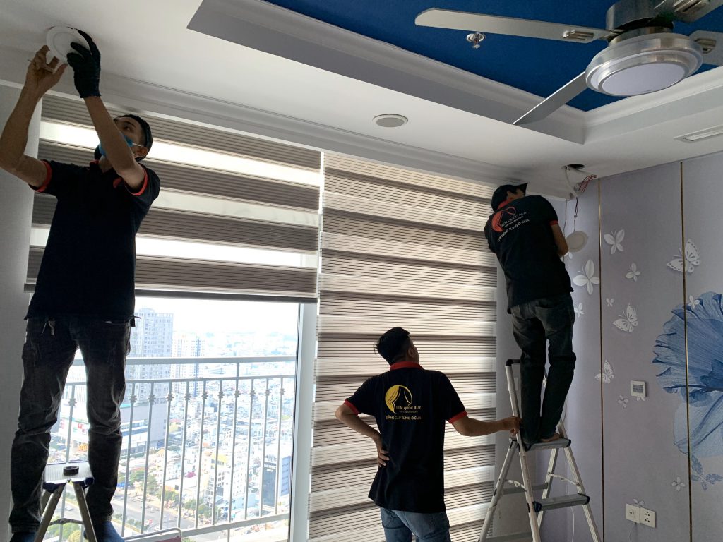 Đội ngũ thợ rèm chuyên nghiệp đang hiệu chỉnh rèm