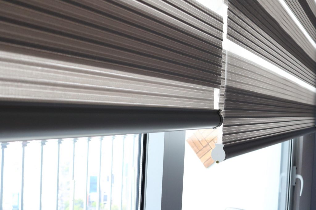 Cận cảnh chất liệu Rèm Cầu Vồng Chống Nắng Tự Động