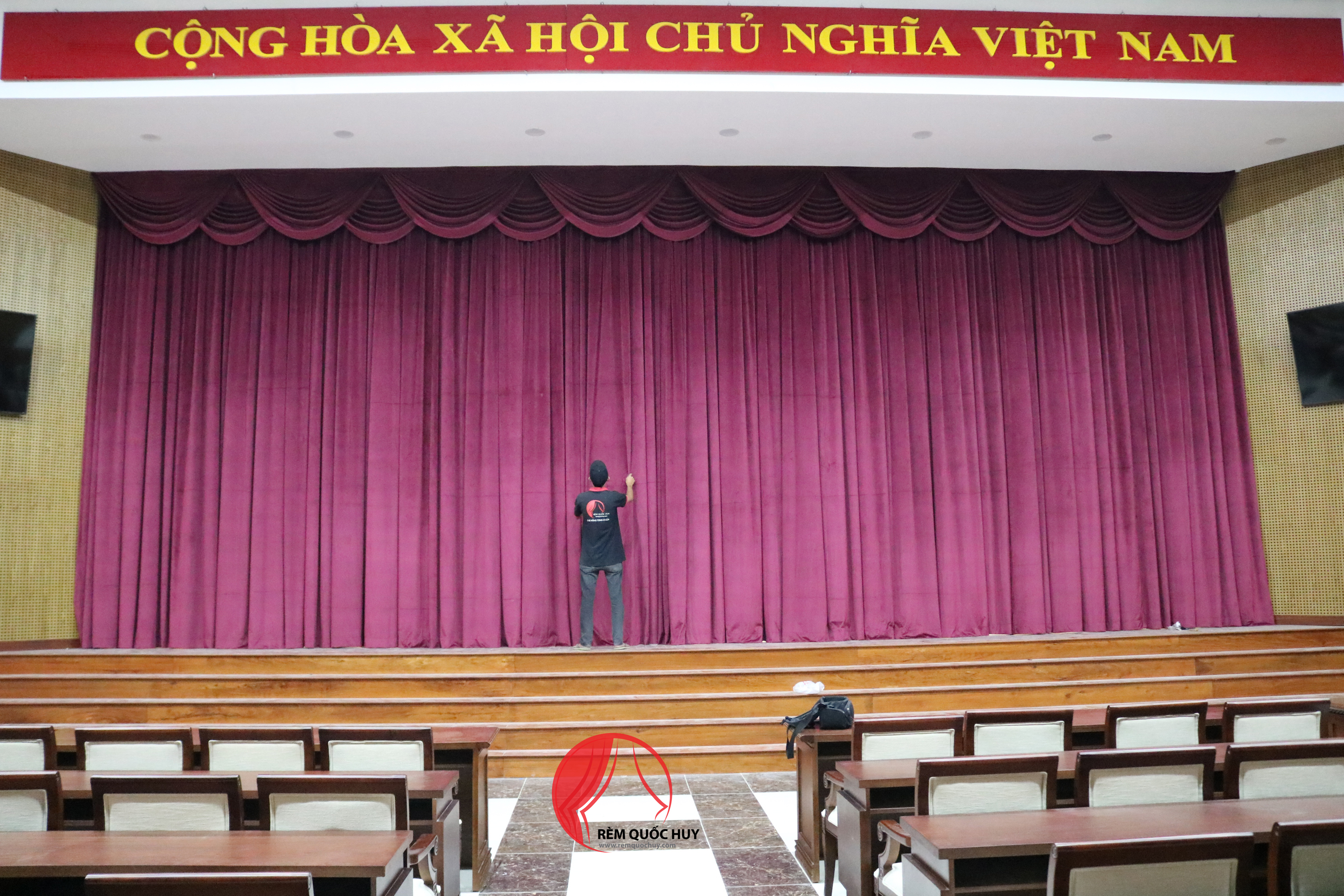 Nội, ngoại thất: Rèm cửa tự động cho sân khấu giúp buổi diễn hiện đại hơn Rem-cua-tu-dong-3