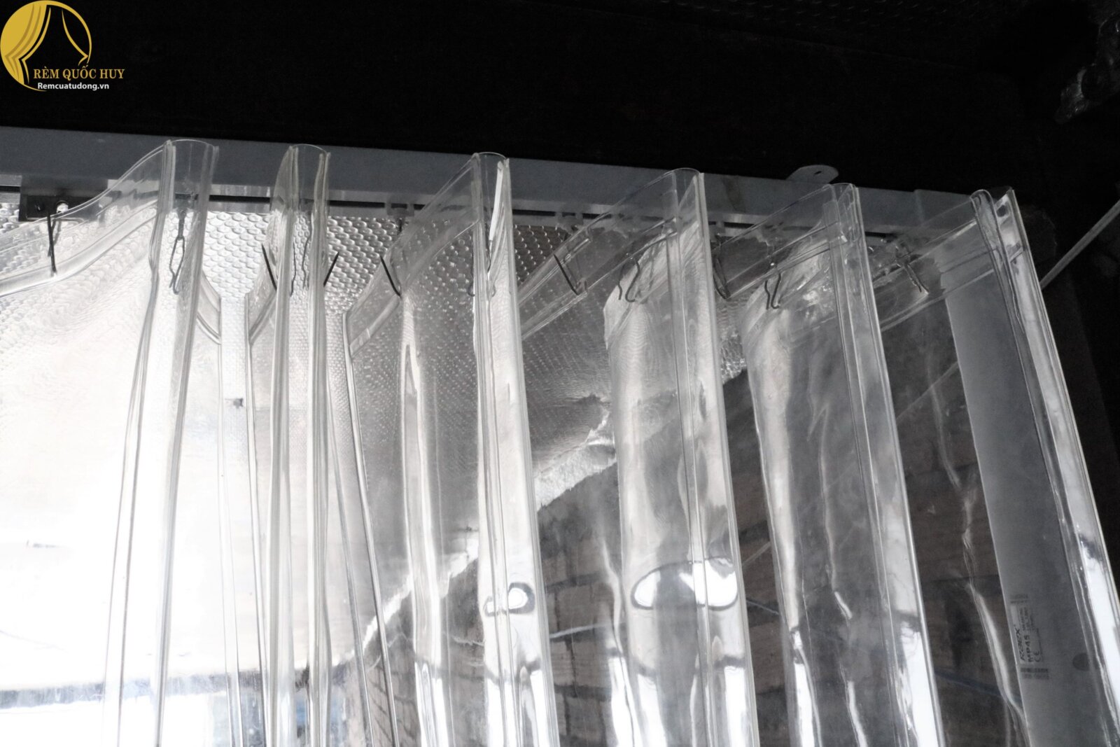 Bánh xe trượt inox và khung nhôm cửa lùa nhựa trong suốt Bánh xe trượt inox và khung nhôm cửa lùa nhựa trong suốt