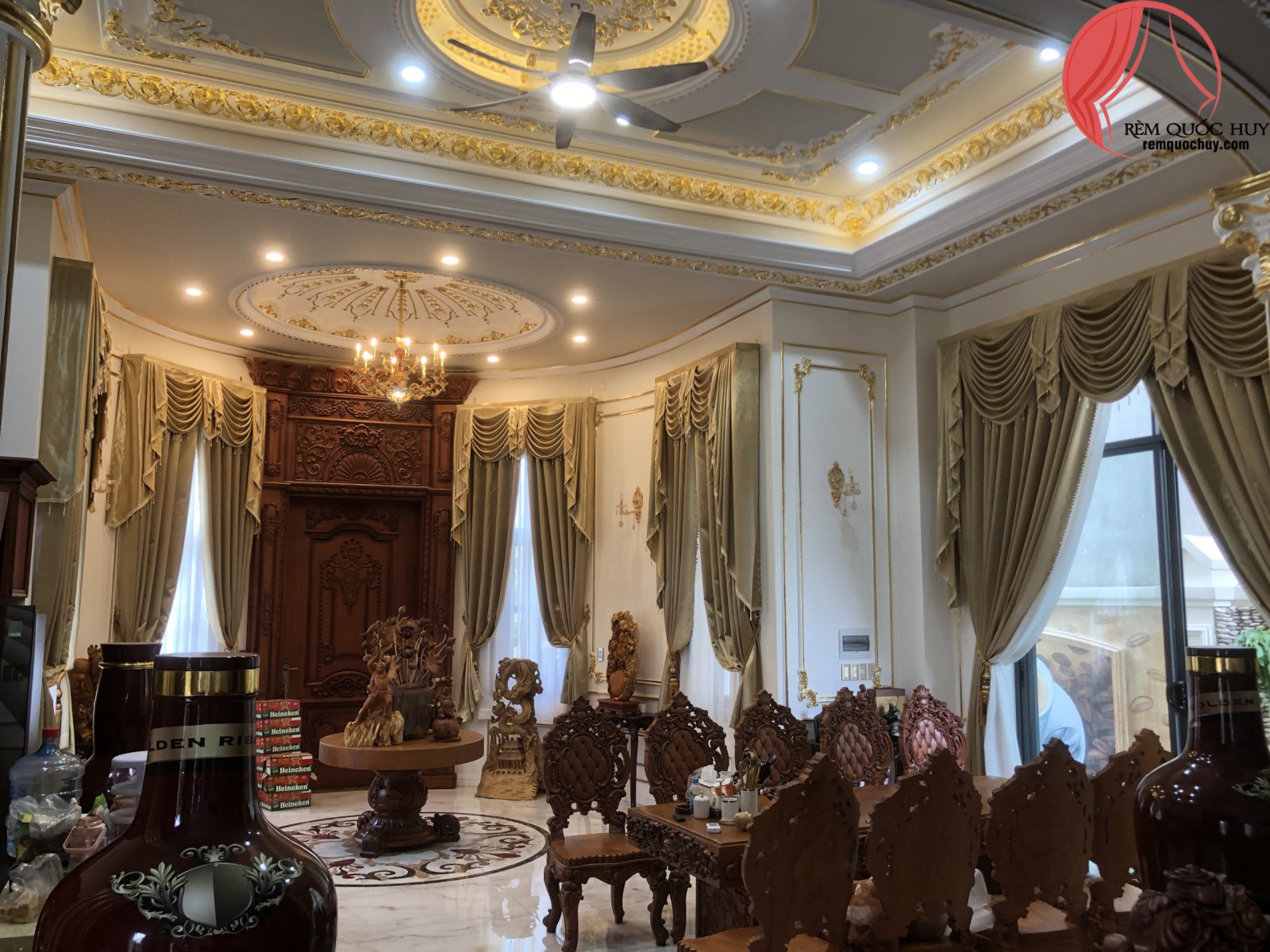 Rèm cửa sổ tân cổ điển chất liệu nhung cao cấp trong phòng khách biệt thự sang trọng