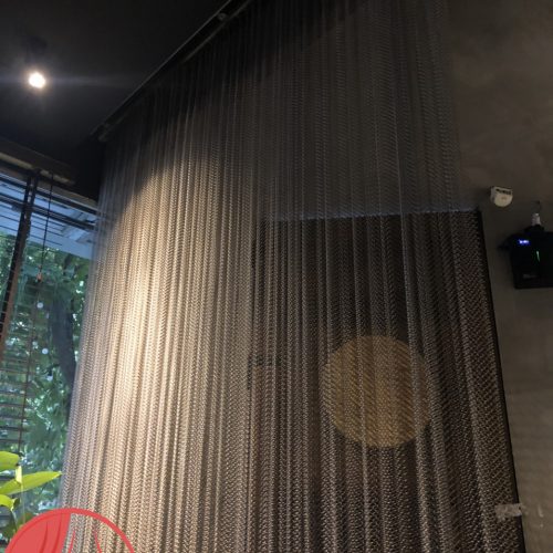 Rèm sắt dùng làm vách ngăn giữa các phòng