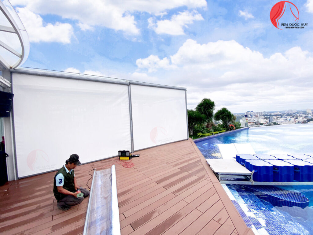 Kỹ thuật viên đang sửa chữa rèm tự động ngoài trời tại TPHCM