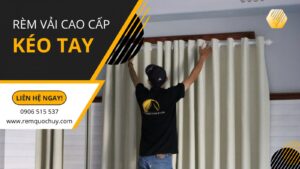 Bộ rèm 2 lớp màu ghi xám, kết hợp giữa vải dày chống nắng và voan mỏng nhẹ nhàng, giúp căn phòng sáng sủa hơn.