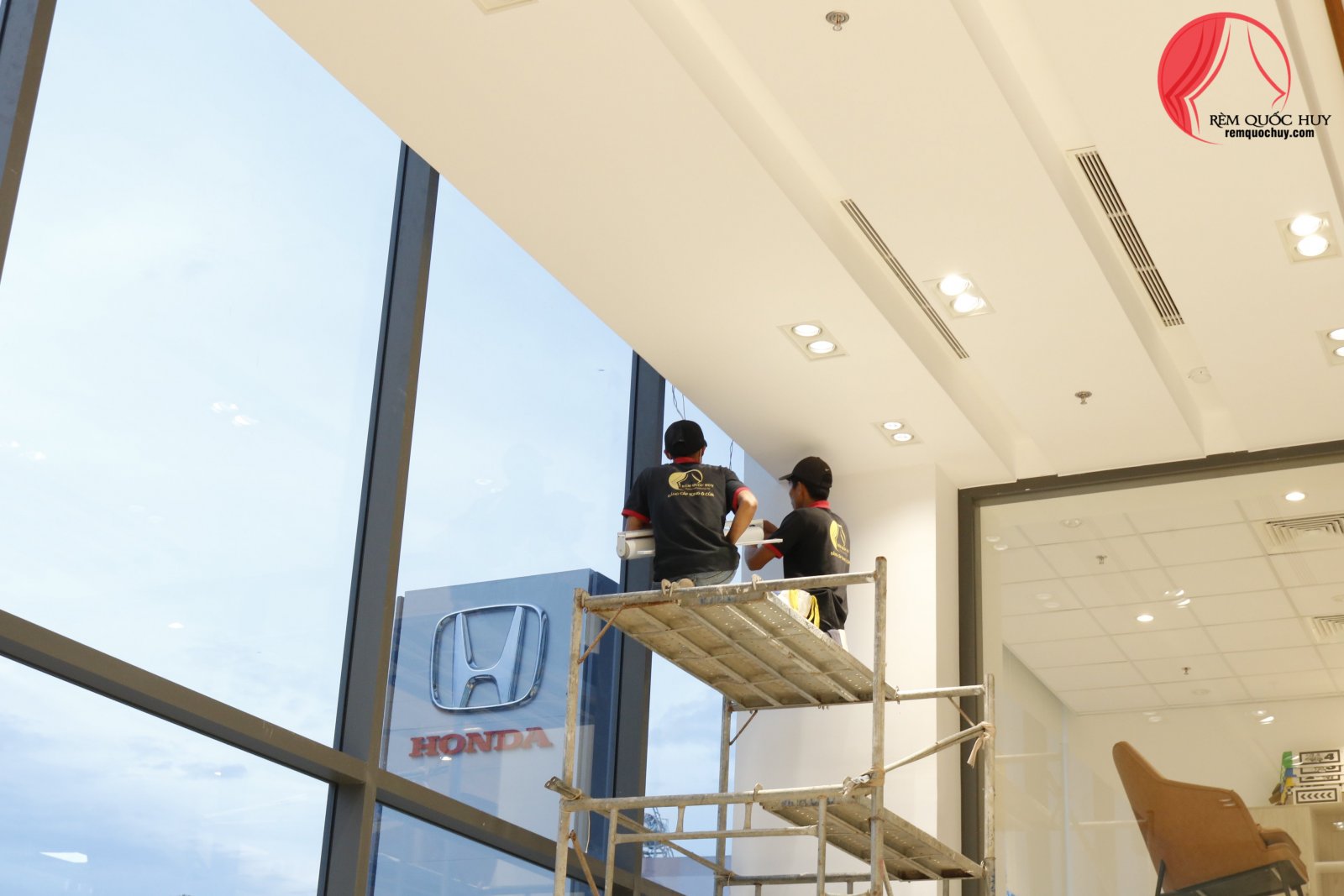 Rèm vải nhựa tự động lắp đặt tại Showroom Honda Auto Sài Gòn