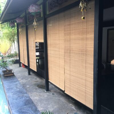 Rèm cửa trúc nhẹ nhàng giúp phân chia không gian hiệu quả