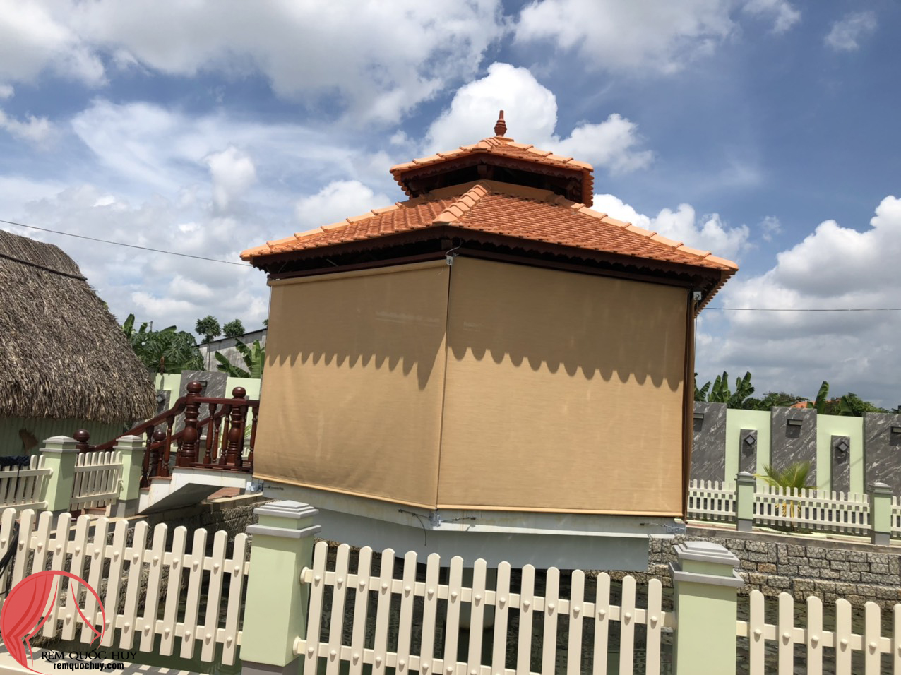 Cận cảnh động cơ rèm cuốn lưới tự động ngoài trời