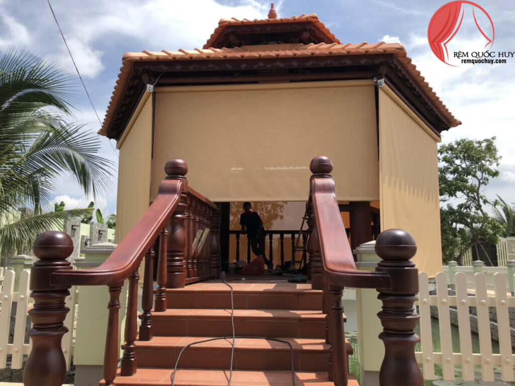 bạt cuốn ngoài trời che nắng mưa bền bỉ cho sân vườn