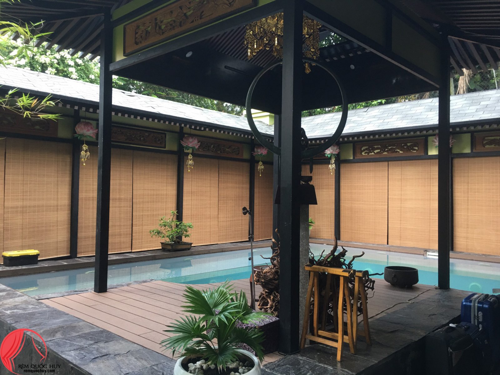 Rèm mành tre che nắng ngoài trời nhà gỗ