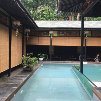 Rèm trúc treo cửa ra vào tạo không gian mộc mạc