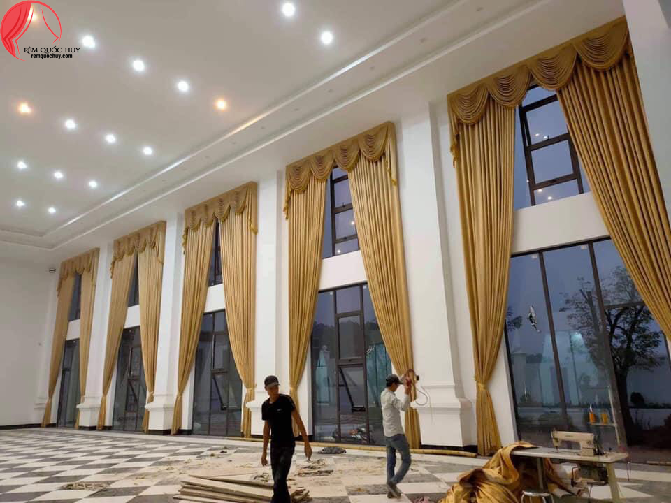 Rèm tự động thông tầng lắp đặt tại ô cửa kính cao trong biệt thự