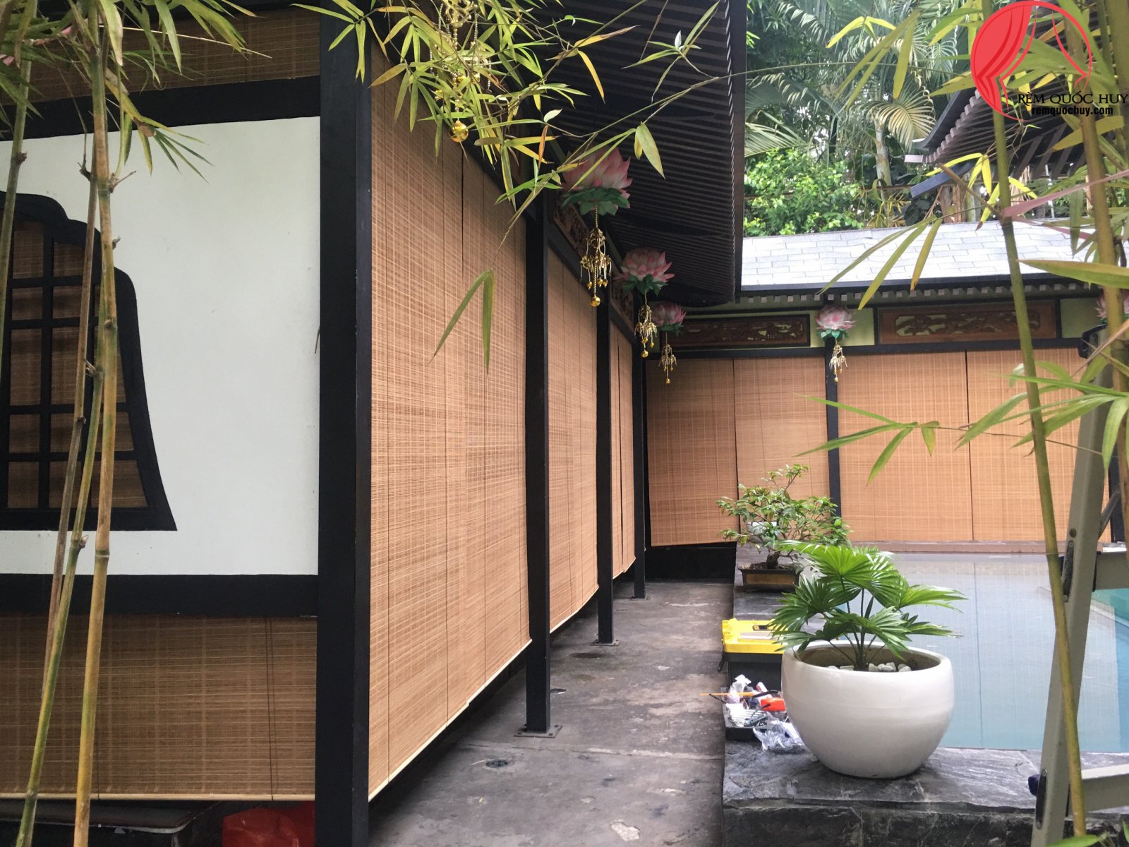 Thi công tấm sáo trúc che nắng ngoài trời sân vườn