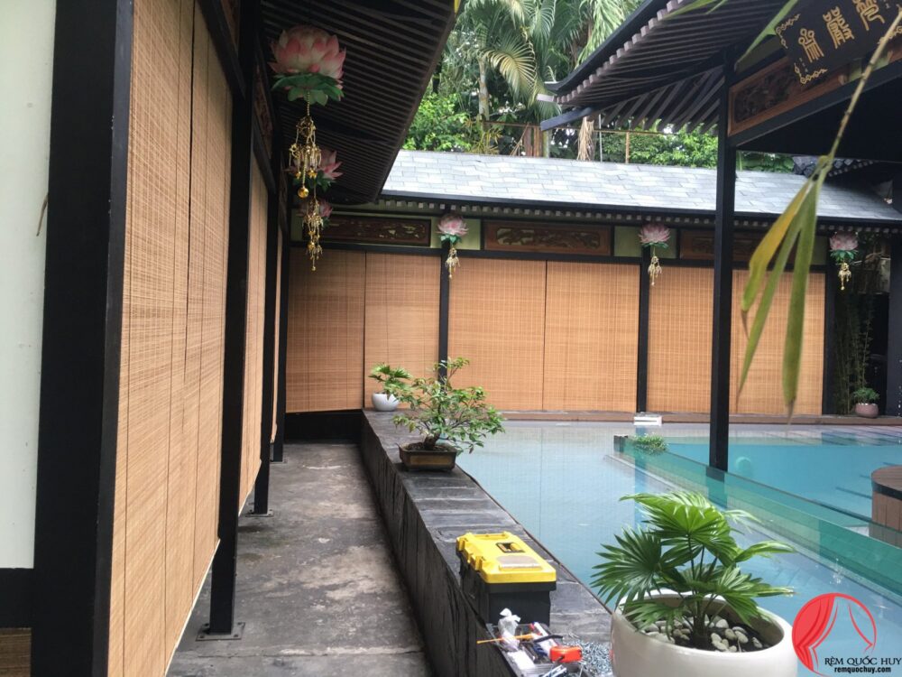 Mẫu rèm trúc ngoài trời tạo không gian mát mẻ cho hiên nhà