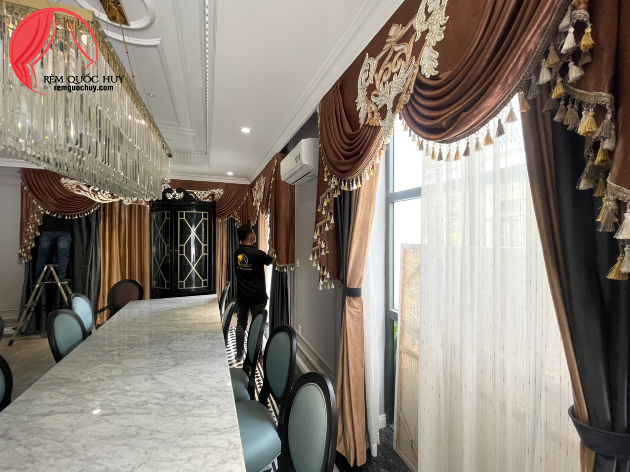 Rèm voan phối ren tân cổ điển, mang lại vẻ mềm mại và tinh tế cho không gian phòng khách cổ điển. Rèm voan phối ren tân cổ điển, mang lại vẻ mềm mại và tinh tế cho không gian phòng khách cổ điển.