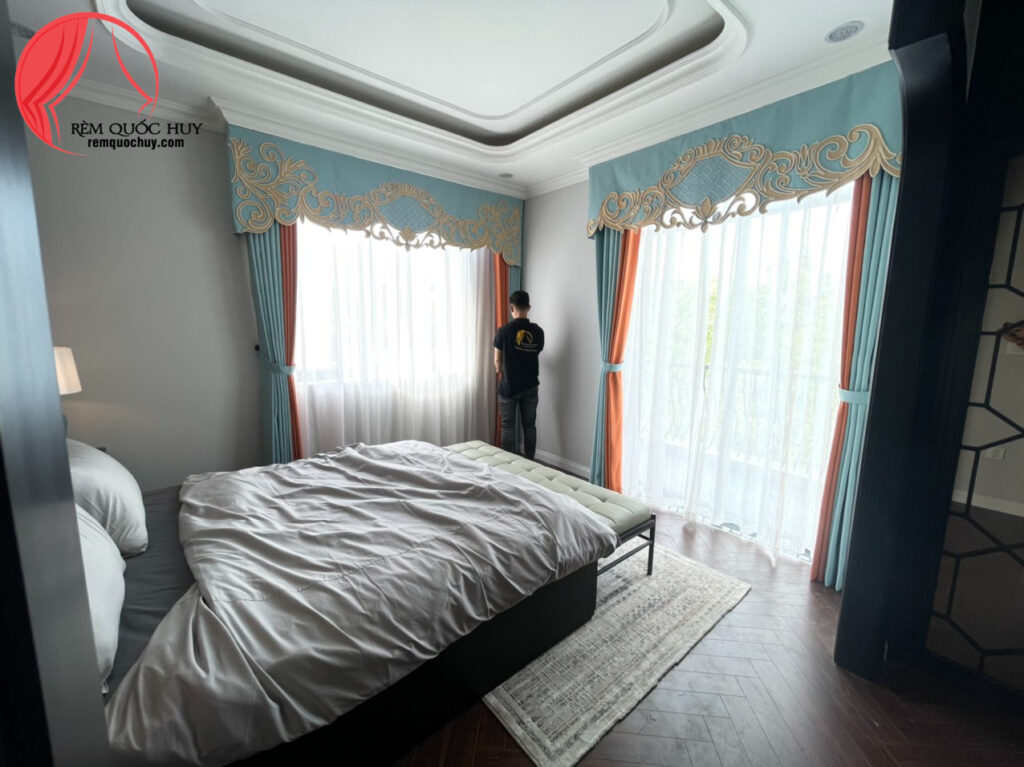 Các Mẫu Rèm Tân Cổ Điển Phòng ngủ sang trọng với rèm lụa tân cổ điển kết hợp tua rua thủ công, tạo cảm giác ấm cúng và thanh lịch. Các Mẫu Rèm Tân Cổ Điển Phòng ngủ sang trọng với rèm lụa tân cổ điển kết hợp tua rua thủ công, tạo cảm giác ấm cúng và thanh lịch.