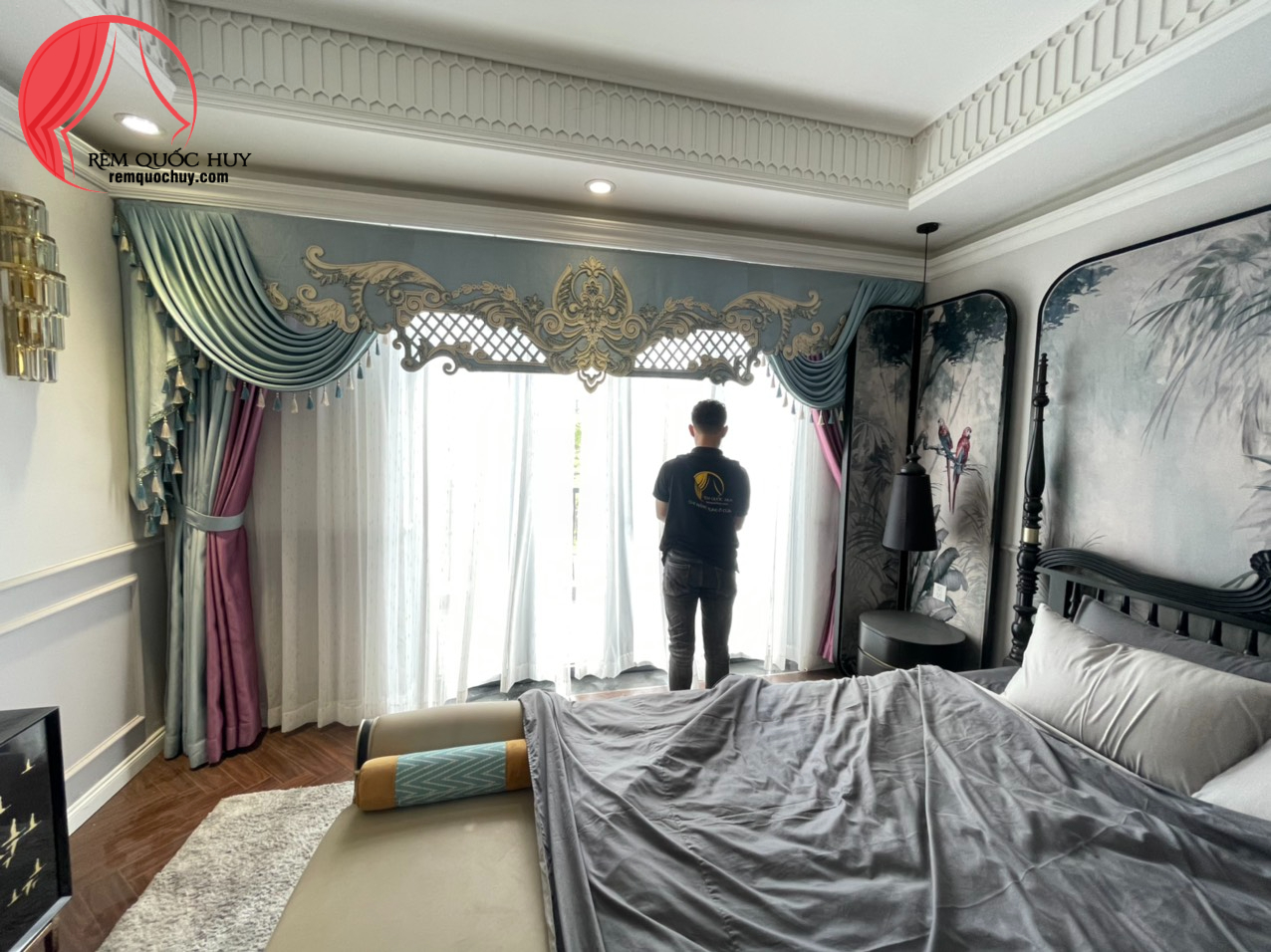 Các mẫu rèm tân cổ điển màu xanh rêu, tạo điểm nhấn sang trọng cho không gian phòng khách biệt thự Các mẫu rèm tân cổ điển màu xanh rêu, tạo điểm nhấn sang trọng cho không gian phòng khách biệt thự