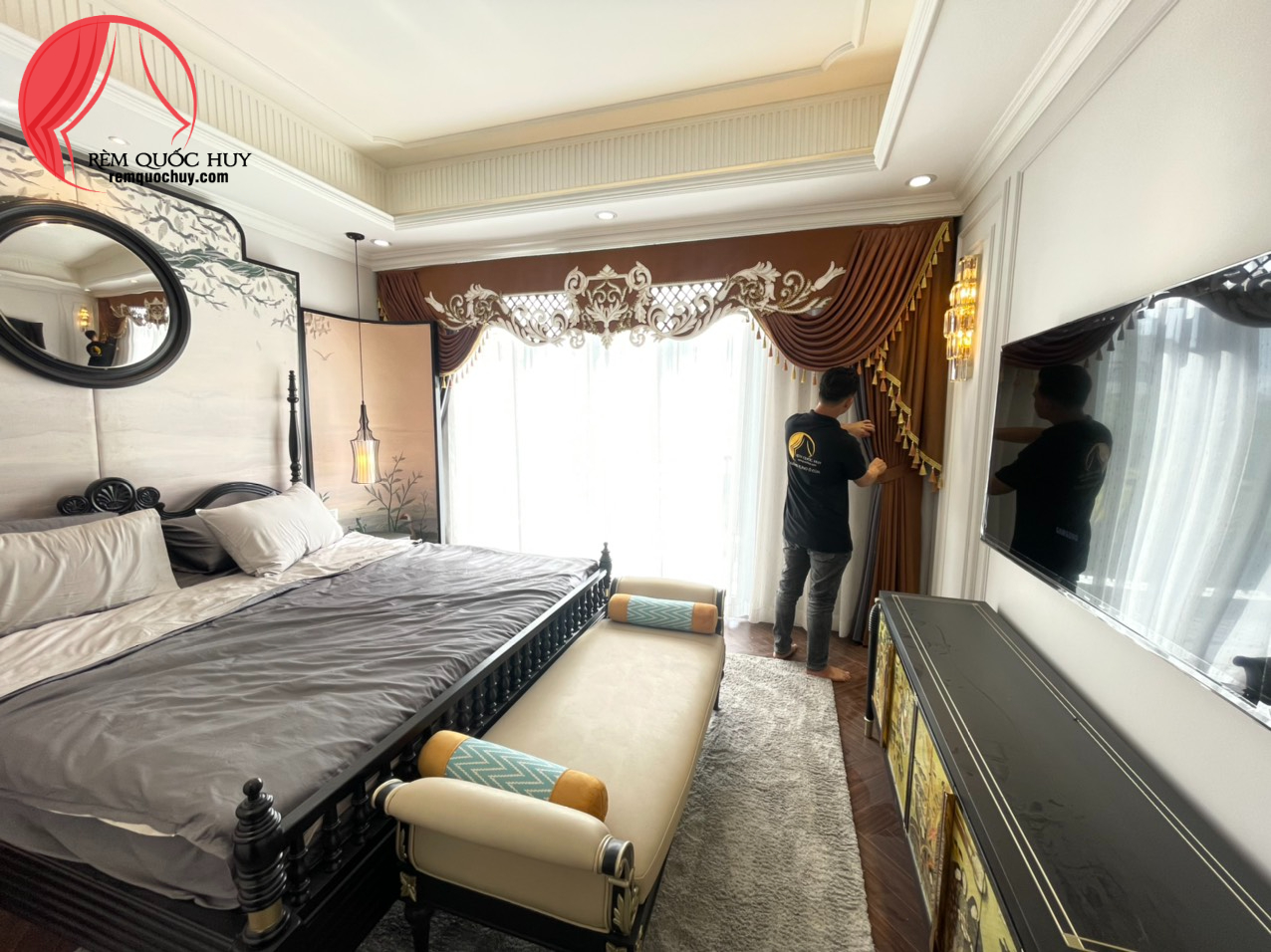 Mẫu rèm tân cổ điển màu vàng kem, phù hợp cho biệt thự sang trọng với chất liệu vải nhập khẩu cao cấp. Mẫu rèm tân cổ điển màu vàng kem, phù hợp cho biệt thự sang trọng với chất liệu vải nhập khẩu cao cấp.