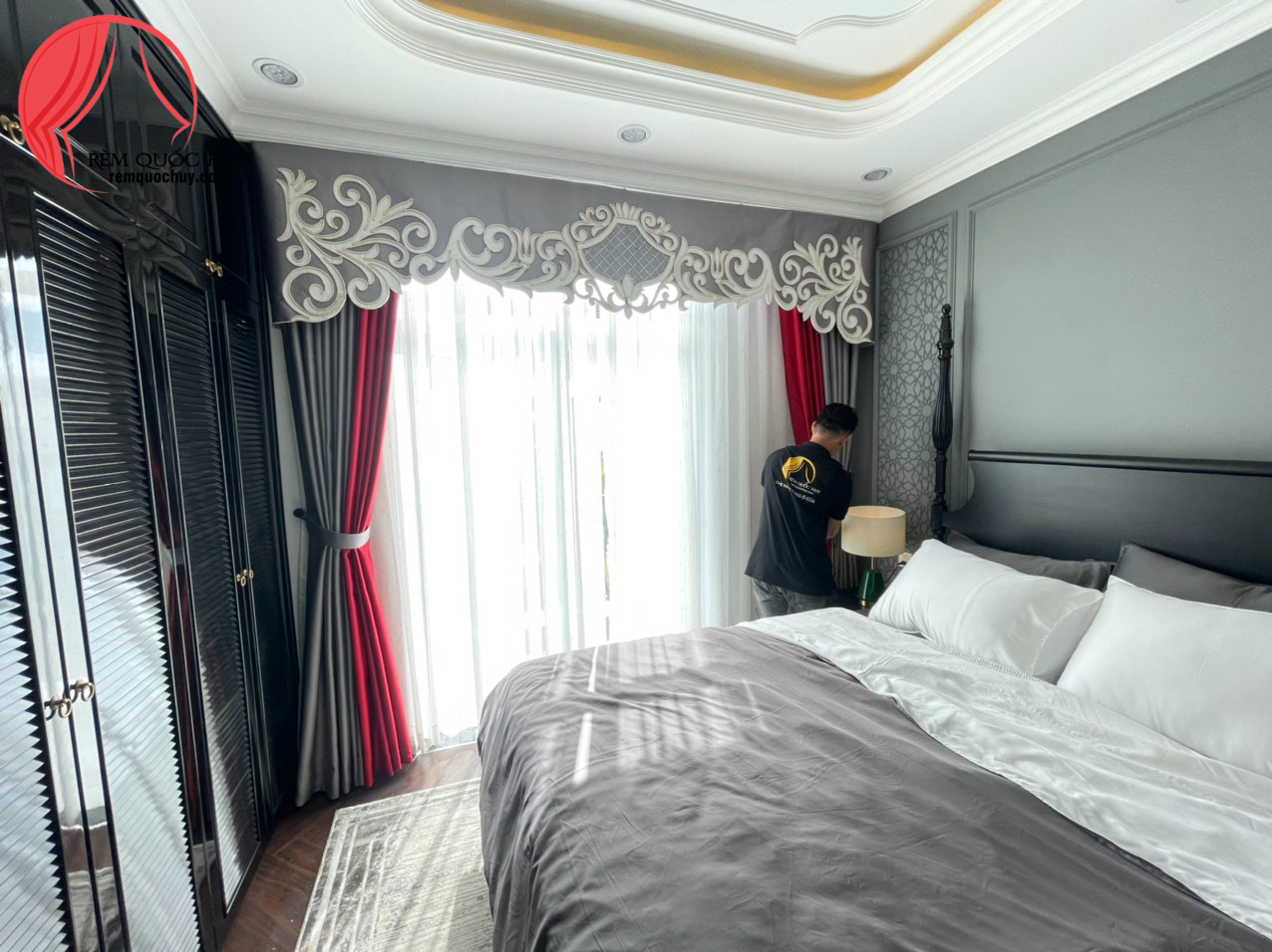 Không gian phòng ăn đẳng cấp với rèm gấm tân cổ điển có hoa văn tinh xảo và phụ kiện ánh kim. Không gian phòng ăn đẳng cấp với rèm gấm tân cổ điển có hoa văn tinh xảo và phụ kiện ánh kim.