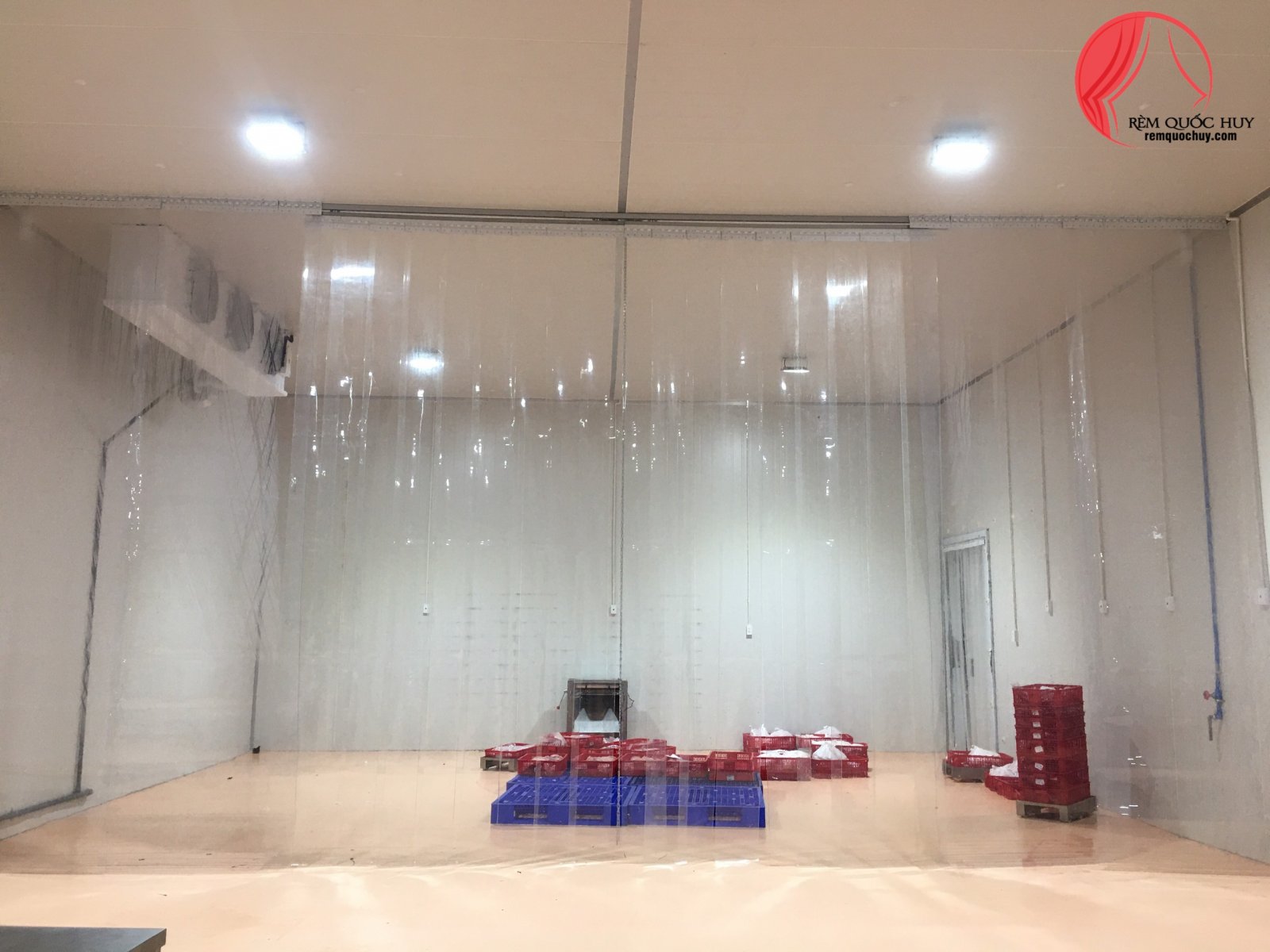 Thi công rèm nhựa PVC kéo xếp tự động cho kho đông lạnh thực phẩm tại TPHCM