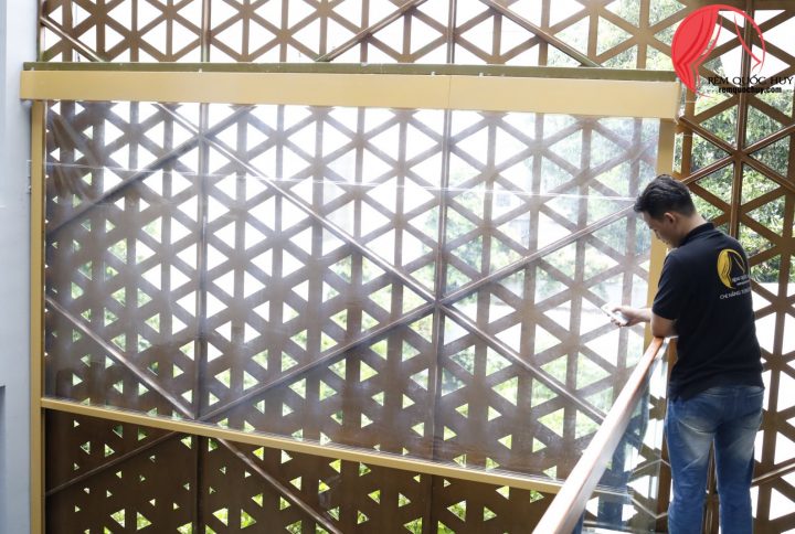 Rèm cuốn nhựa PVC trong suốt – ngăn bụi, giữ nhiệt và vẫn lấy sáng hiệu quả
