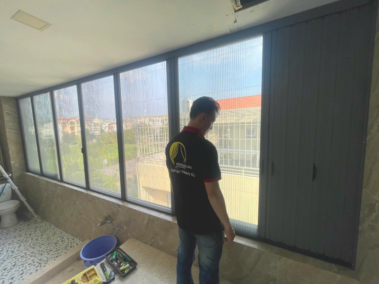 Vách ngăn rèm tổ ong màu trắng ngăn cách phòng khách và phòng ngủ