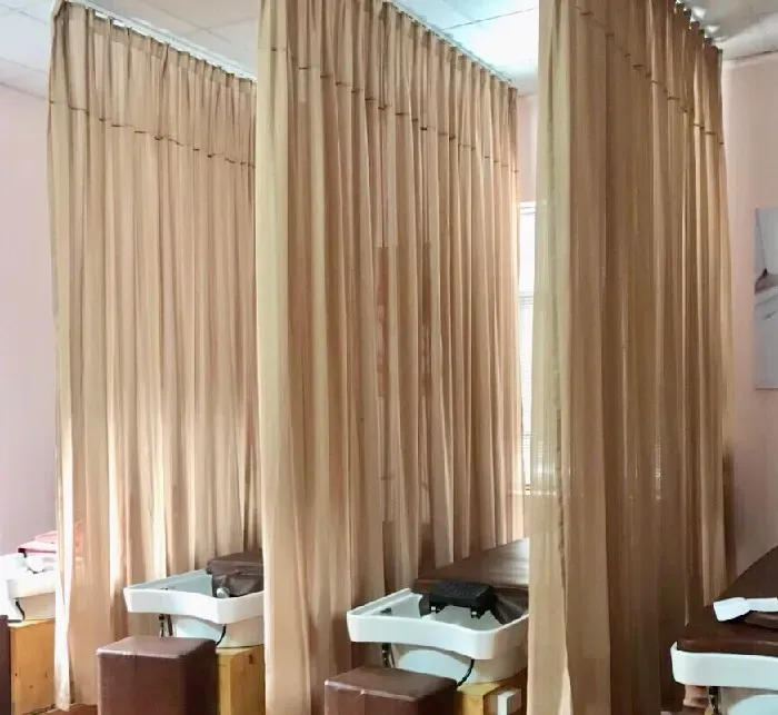 Mẫu rèm spa màu trắng nhẹ nhàng