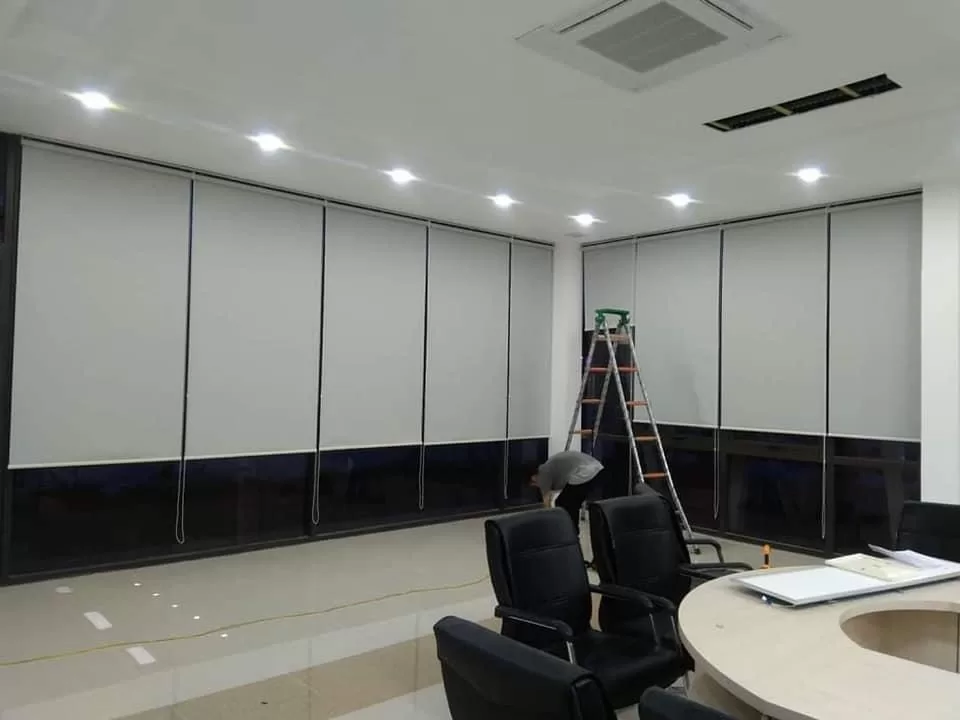 Rèm cuốn ngăn lạnh phòng điều hòa