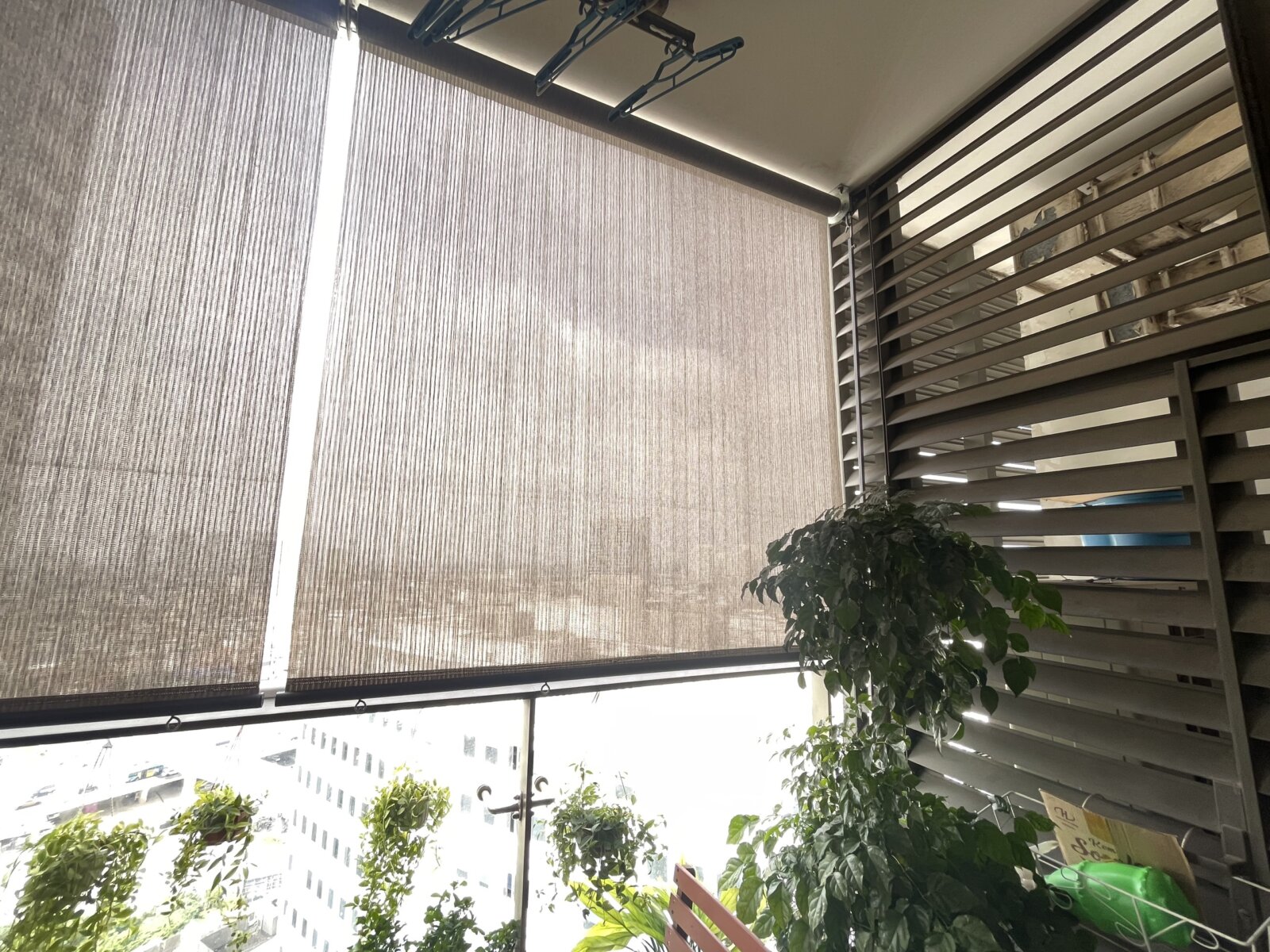Rèm ngoài trời che mưa nắng ban công hiện đại