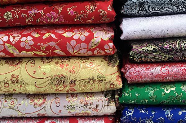 Giá rèm gấm thêu hoa văn tinh tế