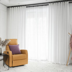 Căn phòng trở nên rộng mở hơn nhờ rèm trắng nhẹ nhàng