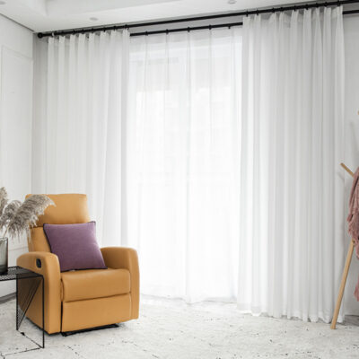 Căn phòng trở nên rộng mở hơn nhờ rèm trắng nhẹ nhàng